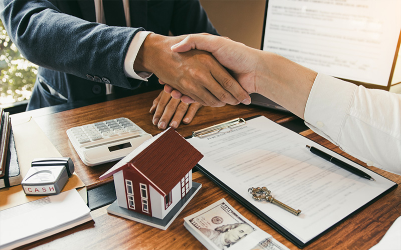 Image of agent and client shaking hands