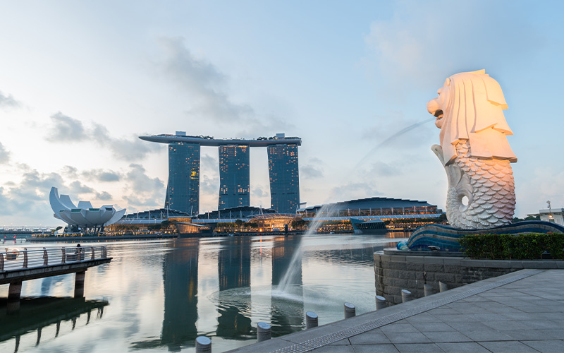Merlion and Marina Bay Sands, Singapore skyline.